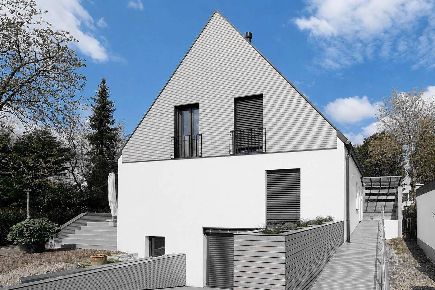 Saniertes Einfamilienhaus mit Holzfassade und Giebeldach in Ratingen – Animation von der Architekturskizze über die Visualisierung zum fertigen Gebäude